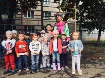 Поиграй Петрушка с нами.