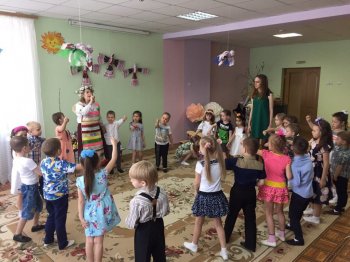 "Веселится народ-праздник Пасхи у ворот".
