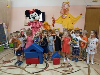 Мики-Маус в гостях у малышей